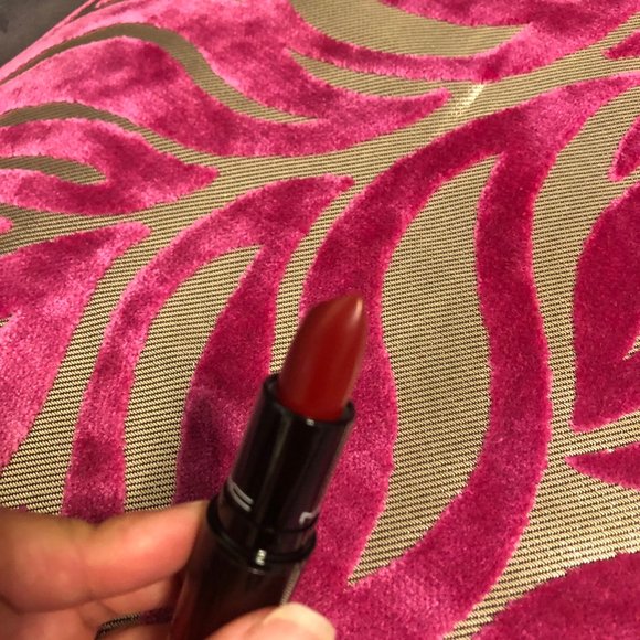 MAC - LOVE ME LIPSTICK + Cosmetic Bag - Picture 11 of 12